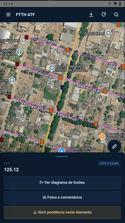 Aplicativo do FTTx Maps no celular, no projeto FTTH ATF: a rede de fibra sobre a imagem de satélite da rua e a ficha da CTO 125.12, marcada como certificada, com os botões de ver o diagrama de fusões, abrir fotos e comentários e registrar uma pendência