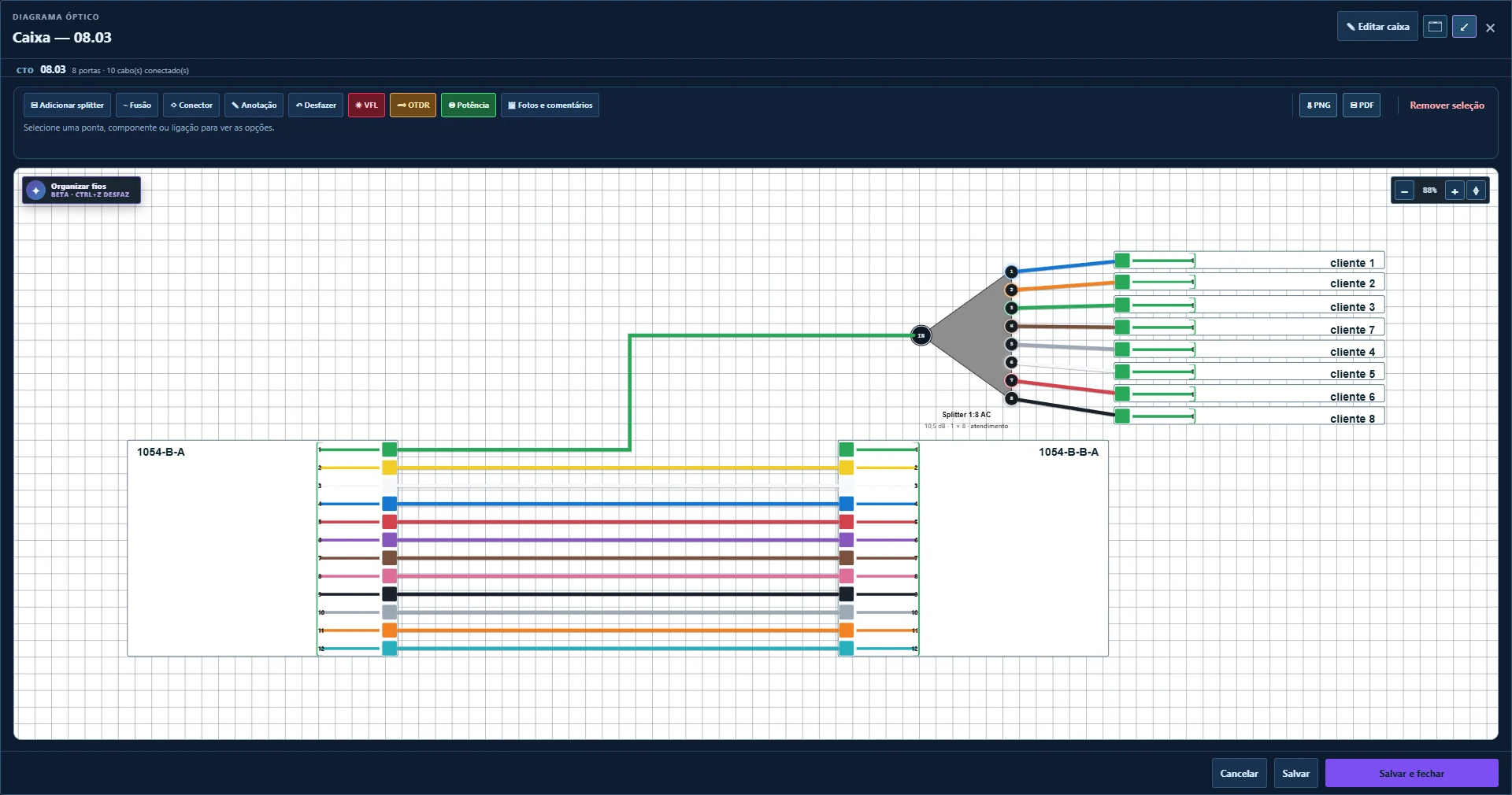 Diagrama óptico de uma caixa no FTTx Maps: cabo de 12 fibras nas cores do padrão, splitter 1:8 e os oito clientes conectados às saídas