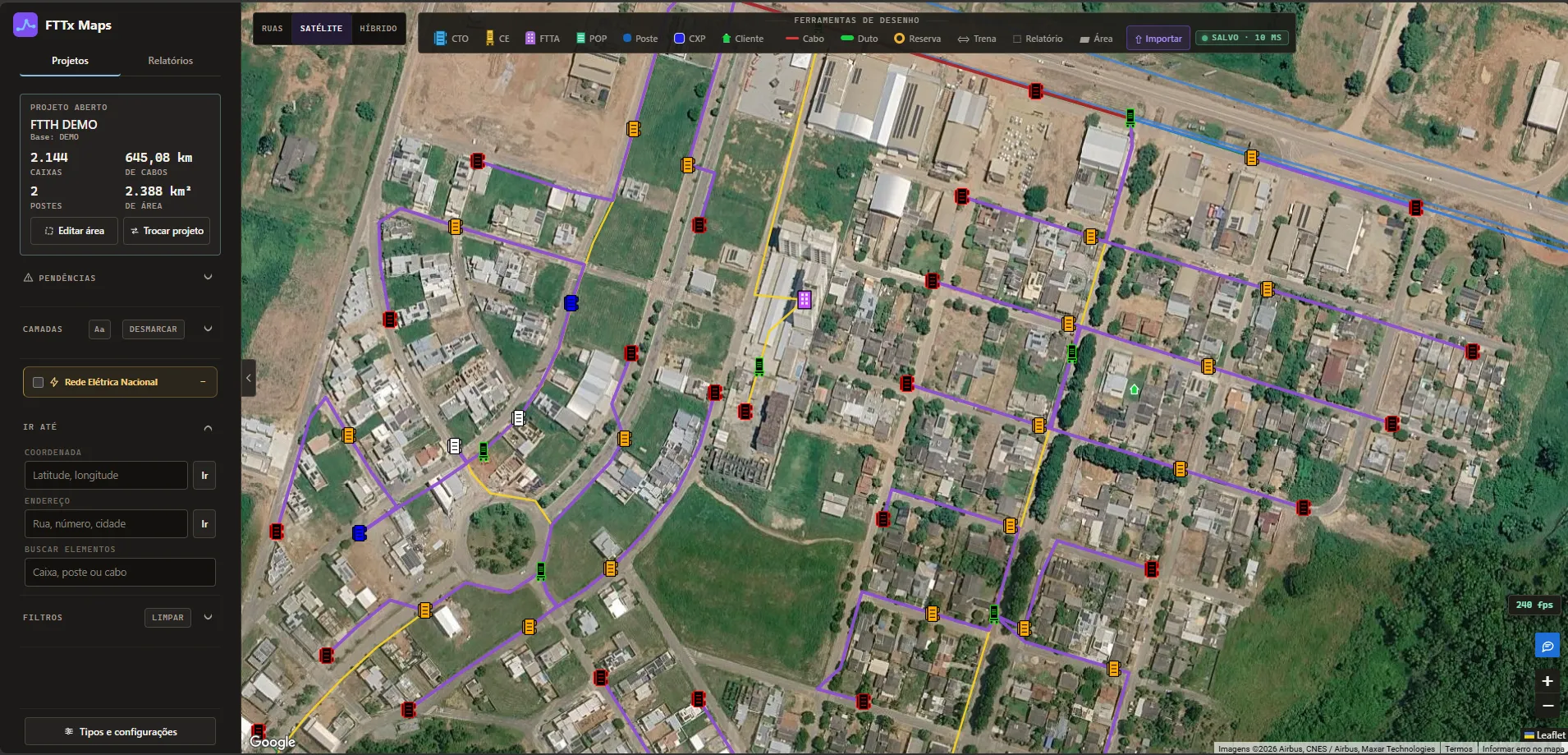 FTTx Maps aberto no projeto FTTH DEMO: caixas, cabos e reservas desenhados sobre a imagem de satélite de um bairro, com a barra de ferramentas de desenho no topo e o painel do projeto e das camadas à esquerda