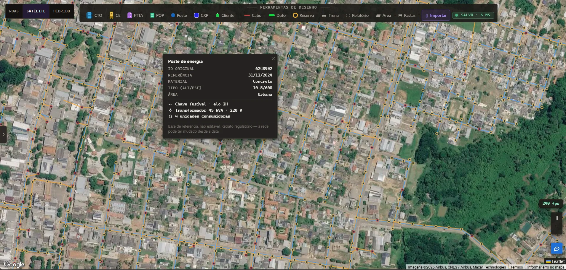 Mapa do FTTx Maps com a camada de rede elétrica ligada sobre uma cidade inteira: milhares de postes, as linhas de média e baixa tensão e a ficha de um poste aberta, com distribuidora, material, tipo, transformador e unidades consumidoras