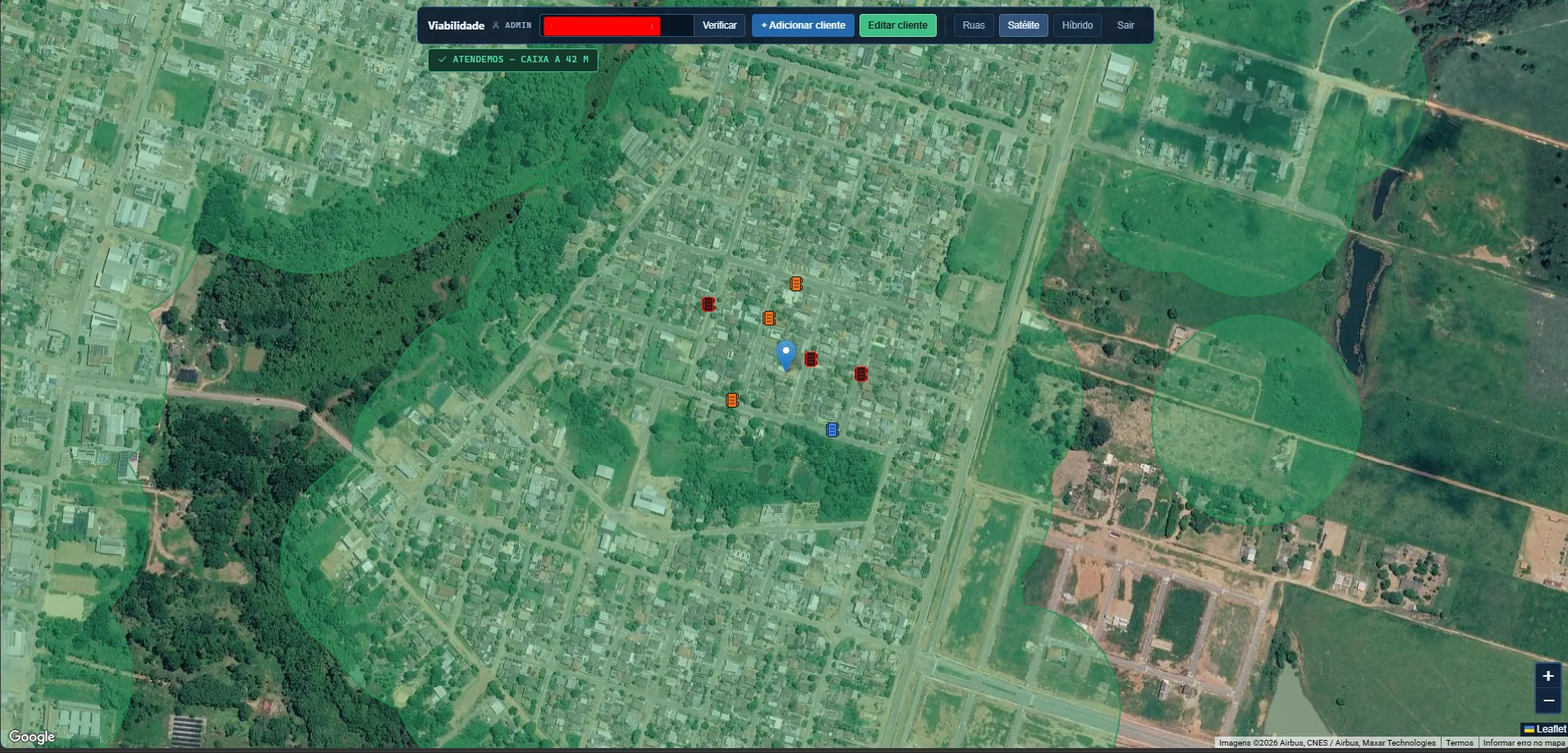 Tela de viabilidade do FTTx Maps: a área atendida em verde sobre a imagem de satélite da cidade, as caixas próximas com o símbolo de cada tipo, o ponto do endereço consultado no meio e, no alto, o veredito — atendemos, caixa a 42 metros